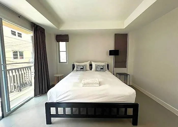 Hotel Mitr Mrt Samyot Station - The Grand Palace