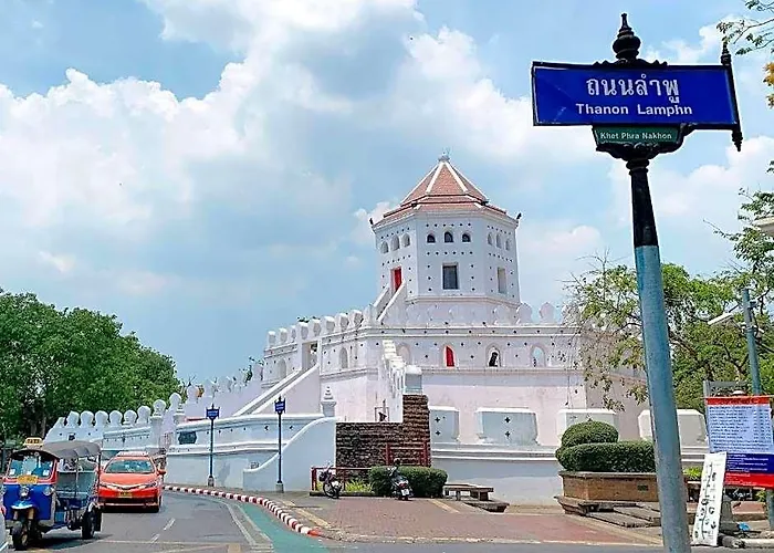 Mitr Mrt Samyot Station - The Grand Palace